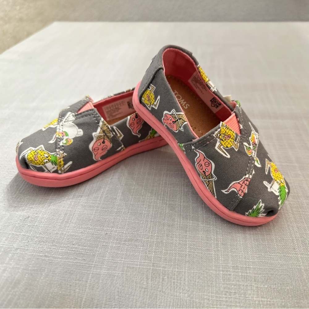 TOMS Forged Iron Grey Rockband Print in Grey & Pink Shoes / SIZE 5C (NEW)